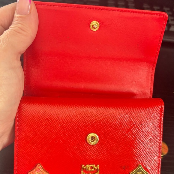 MCM limited edition, lion vintage Scarlet Wallet with charms color transfer - Picture 7 of 17